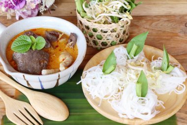 Tavuk köri Hindistan cevizi sütü ile pirinç şehriye