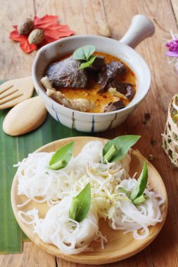 Tavuk köri Hindistan cevizi sütü ile pirinç şehriye