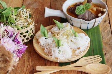 Tavuk köri Hindistan cevizi sütü ile pirinç şehriye