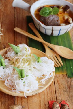 Tavuk köri Hindistan cevizi sütü ile pirinç şehriye