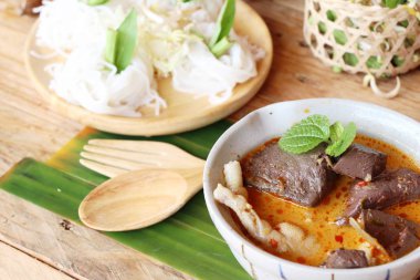 Tavuk köri Hindistan cevizi sütü ile pirinç şehriye