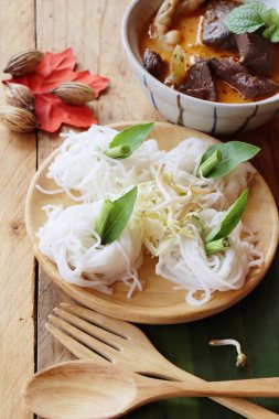 Tavuk köri Hindistan cevizi sütü ile pirinç şehriye