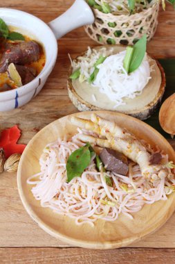 Tavuk köri Hindistan cevizi sütü ile pirinç şehriye