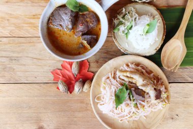 Tavuk köri Hindistan cevizi sütü ile pirinç şehriye