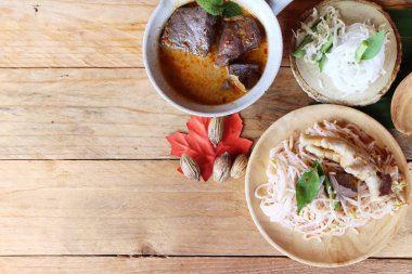 Tavuk köri Hindistan cevizi sütü ile pirinç şehriye