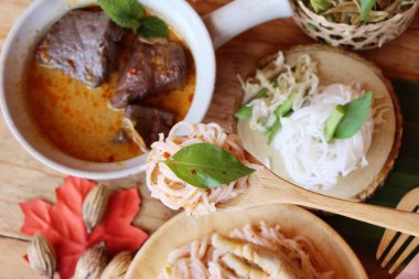 Tavuk köri Hindistan cevizi sütü ile pirinç şehriye