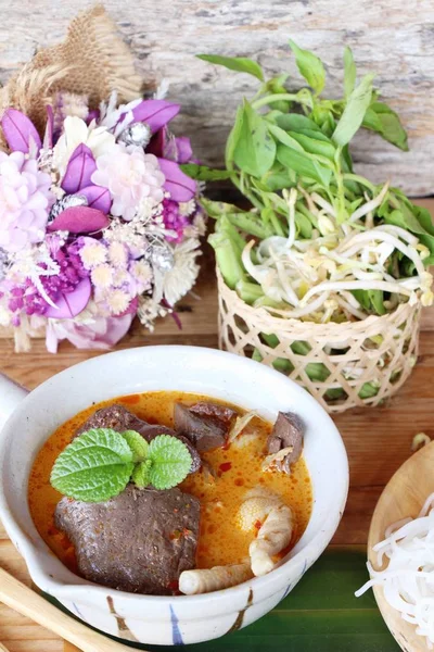 Pollo al curry leche de coco con fideos de arroz —  Fotos de Stock