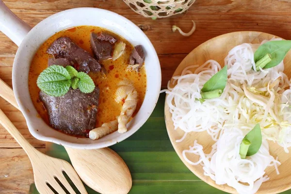 Pollo al curry leche de coco con fideos de arroz — Foto de Stock