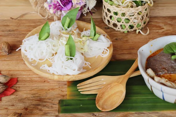 Chicken curry coconut milk with rice noodle — Stock Photo, Image