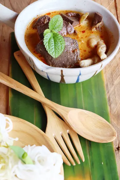 Poulet au curry lait de coco avec nouilles de riz — Photo