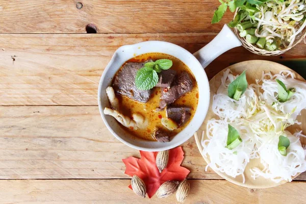 Pollo al curry leche de coco con fideos de arroz —  Fotos de Stock