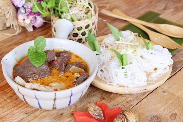 Poulet au curry lait de coco avec nouilles de riz — Photo