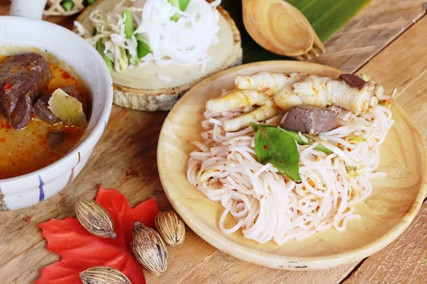 Leite de coco de caril de frango com macarrão de arroz — Fotografia de Stock