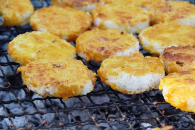 soba üzerinde ızgara yapışkan pirinç