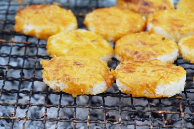 soba üzerinde ızgara yapışkan pirinç