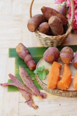 Tatlı şeker ile haşlanmış patates lezzetlidir