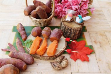 Tatlı şeker ile haşlanmış patates lezzetlidir