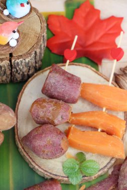 Tatlı şeker ile haşlanmış patates lezzetlidir