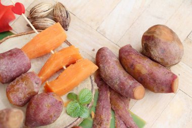 Tatlı şeker ile haşlanmış patates lezzetlidir