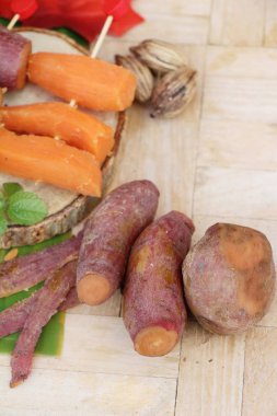 Tatlı şeker ile haşlanmış patates lezzetlidir