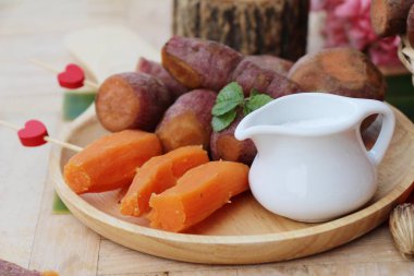 Tatlı şeker ile haşlanmış patates lezzetlidir