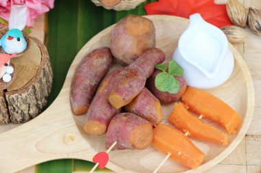 Tatlı şeker ile haşlanmış patates lezzetlidir