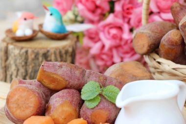 Tatlı şeker ile haşlanmış patates lezzetlidir