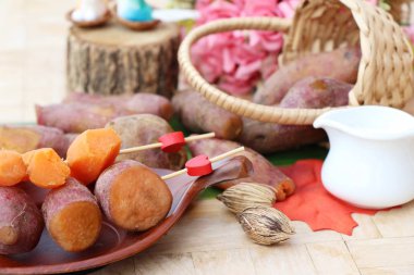 Tatlı şeker ile haşlanmış patates lezzetlidir