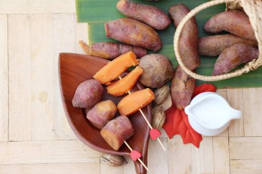 Tatlı şeker ile haşlanmış patates lezzetlidir