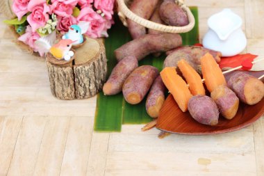 Tatlı şeker ile haşlanmış patates lezzetlidir