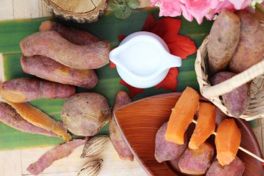 Tatlı şeker ile haşlanmış patates lezzetlidir