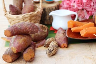 Tatlı şeker ile haşlanmış patates lezzetlidir