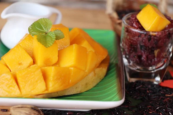 Siyah mango, yapışkan pirinç Tay tatlı — Stok fotoğraf