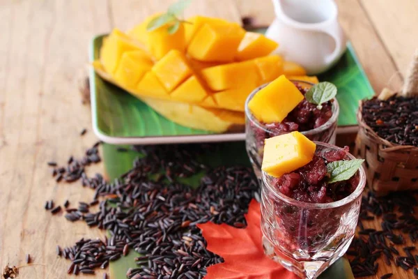 Riso nero appiccicoso con mango, dessert tailandese — Foto Stock