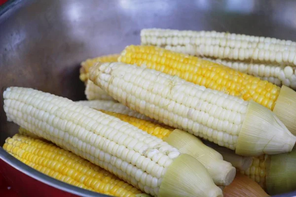 El forúnculo de maíz es delicioso en el mercado —  Fotos de Stock