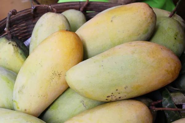 Mangovruchten op de markt — Stockfoto