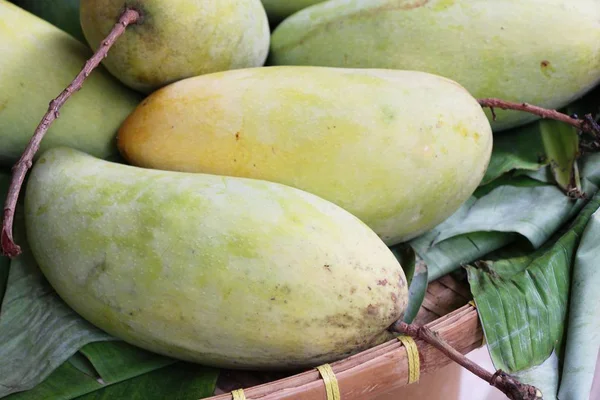 Fruits de mangue sur le marché — Photo