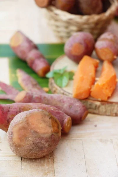 La patate douce bouillie avec du sucre est délicieuse — Photo