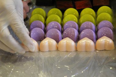 Çikolata ile renkli tatlı, lezzetli