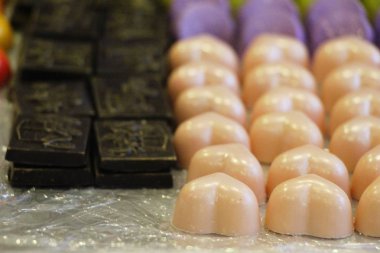 Çikolata ile renkli tatlı, lezzetli