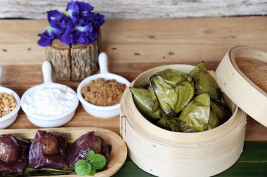 Dolma hamur piramit tatlı lezzetli (Kanom Tien var)