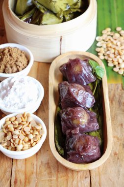 Dolma hamur piramit tatlı lezzetli (Kanom Tien var)