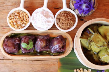 Dolma hamur piramit tatlı lezzetli (Kanom Tien var)