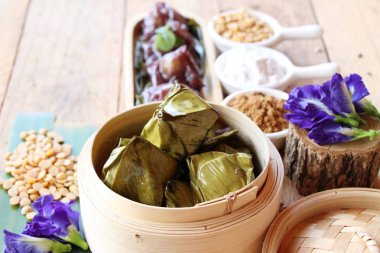 Dolma hamur piramit tatlı lezzetli (Kanom Tien var)