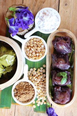 Dolma hamur piramit tatlı lezzetli (Kanom Tien var)