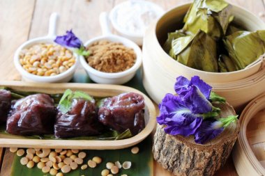 Dolma hamur piramit tatlı lezzetli (Kanom Tien var)