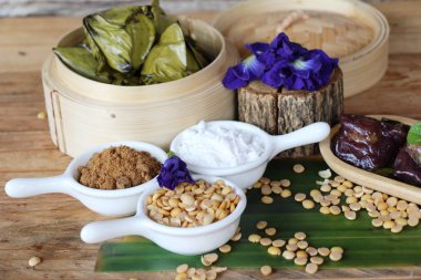 Dolma hamur piramit tatlı lezzetli (Kanom Tien var)