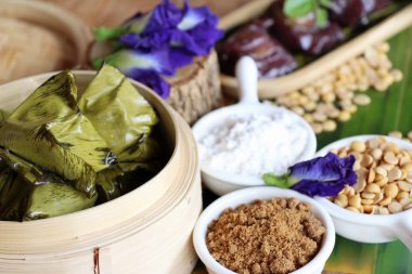 Dolma hamur piramit tatlı lezzetli (Kanom Tien var)