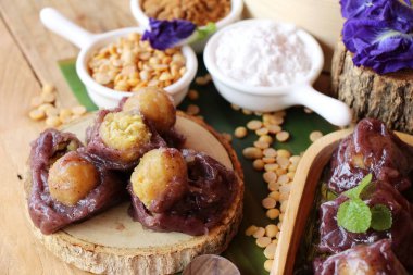 Dolma hamur piramit tatlı lezzetli (Kanom Tien var)