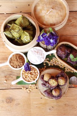 Dolma hamur piramit tatlı lezzetli (Kanom Tien var)